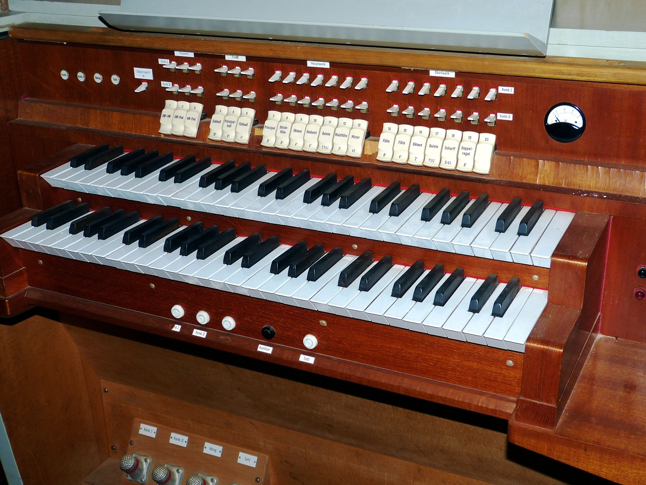 Detail Gambar Alat Musik Organ Nomer 24
