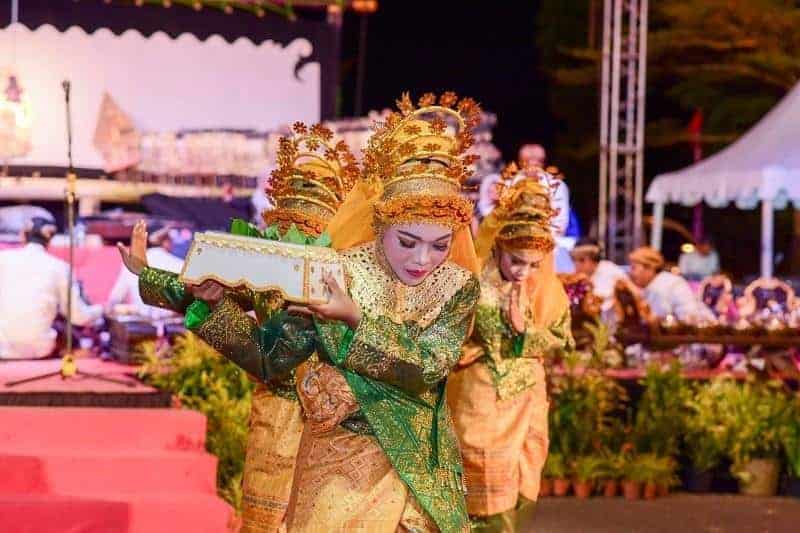 Detail Gambar Alat Musikpakaian Adatrumah Adattarian Daerah Riau Nomer 44