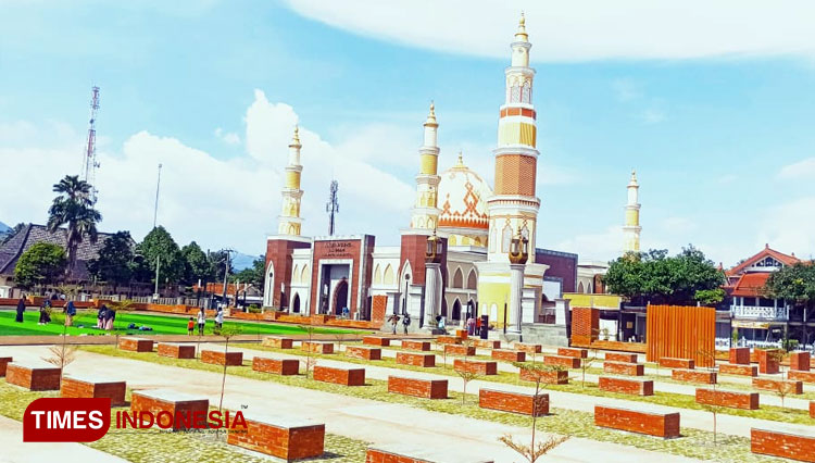 Detail Gambar Alun Alun Majalengka Nomer 47