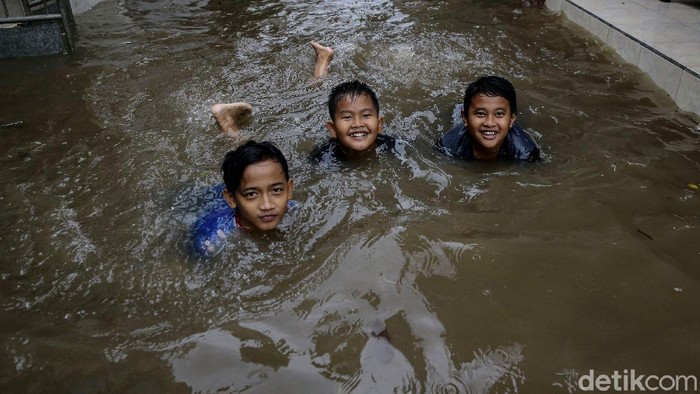 Detail Gambar Anak Anak Berenang Nomer 40