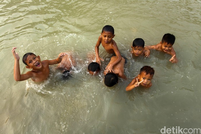 Detail Gambar Anak Anak Berenang Nomer 43