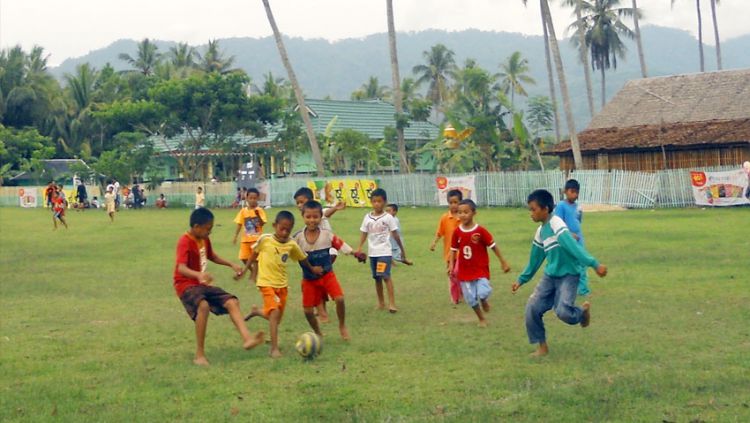 Detail Gambar Anak Anak Bermain Bola Nomer 11