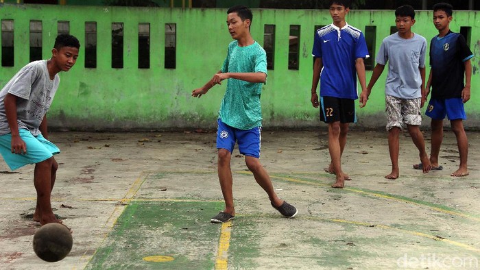 Detail Gambar Anak Anak Bermain Bola Nomer 17