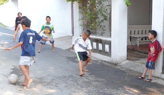 Detail Gambar Anak Anak Bermain Bola Nomer 22