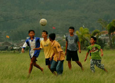 Detail Gambar Anak Anak Main Bola Nomer 11