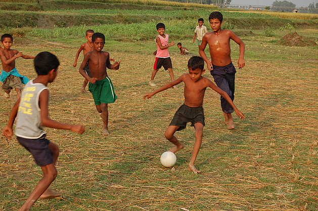 Detail Gambar Anak Anak Main Bola Nomer 23