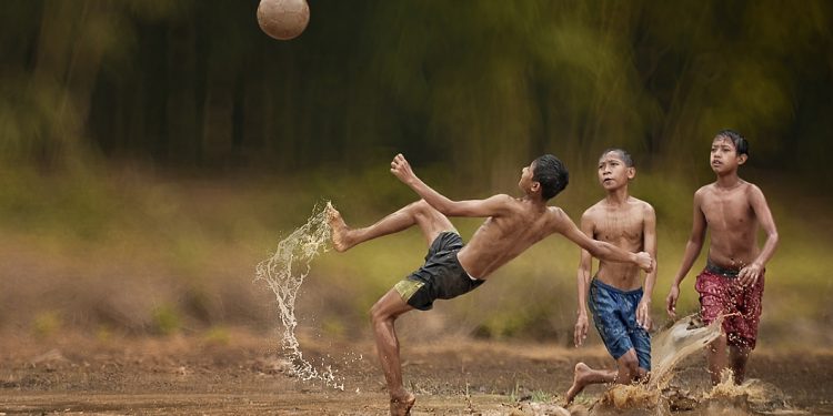 Detail Gambar Anak Anak Main Bola Nomer 24