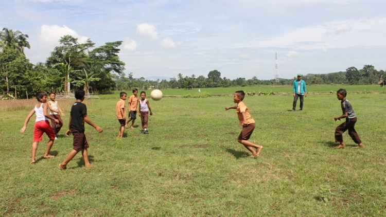 Detail Gambar Anak Anak Main Bola Nomer 4