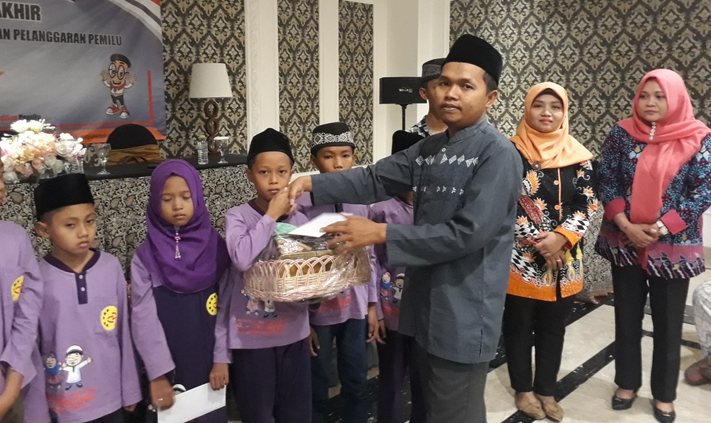 Detail Gambar Anak Anak Yatim Nomer 55