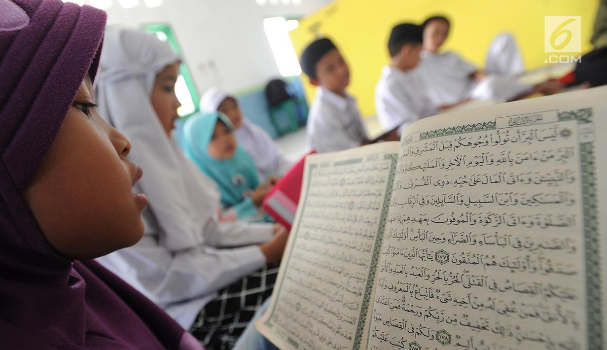 Detail Gambar Anak Baca Alquran Nomer 12