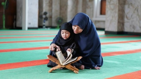 Detail Gambar Anak Baca Alquran Nomer 21