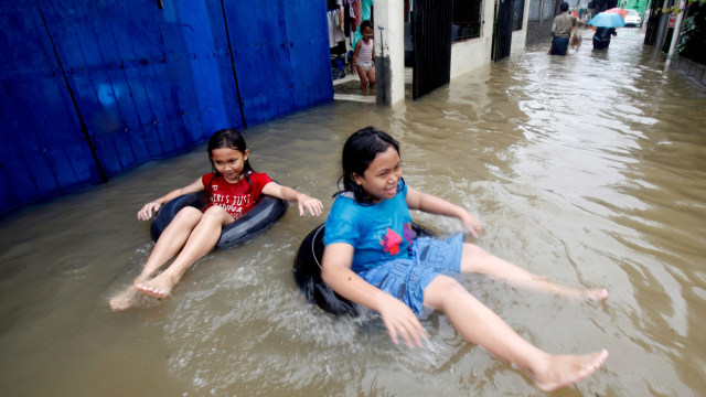 Detail Gambar Anak Banjir Nomer 2