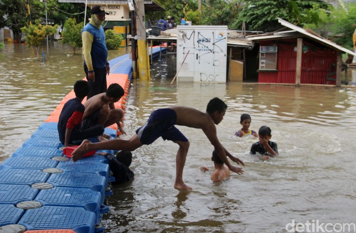 Detail Gambar Anak Banjir Nomer 14