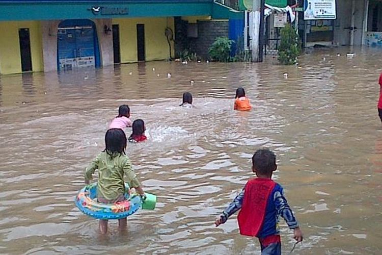 Detail Gambar Anak Banjir Nomer 24