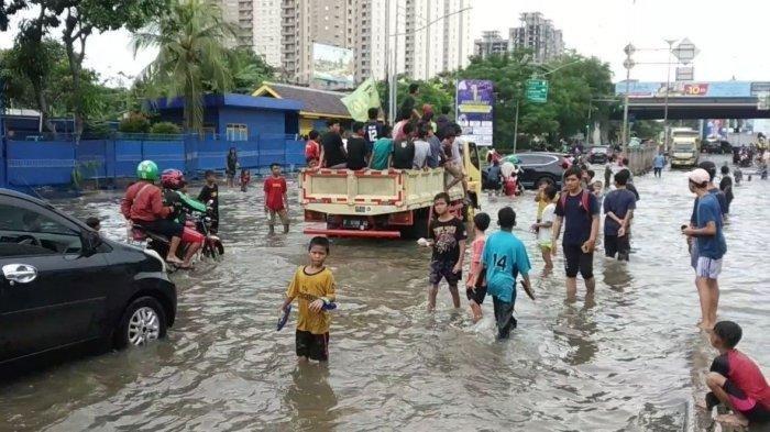 Detail Gambar Anak Banjir Nomer 25