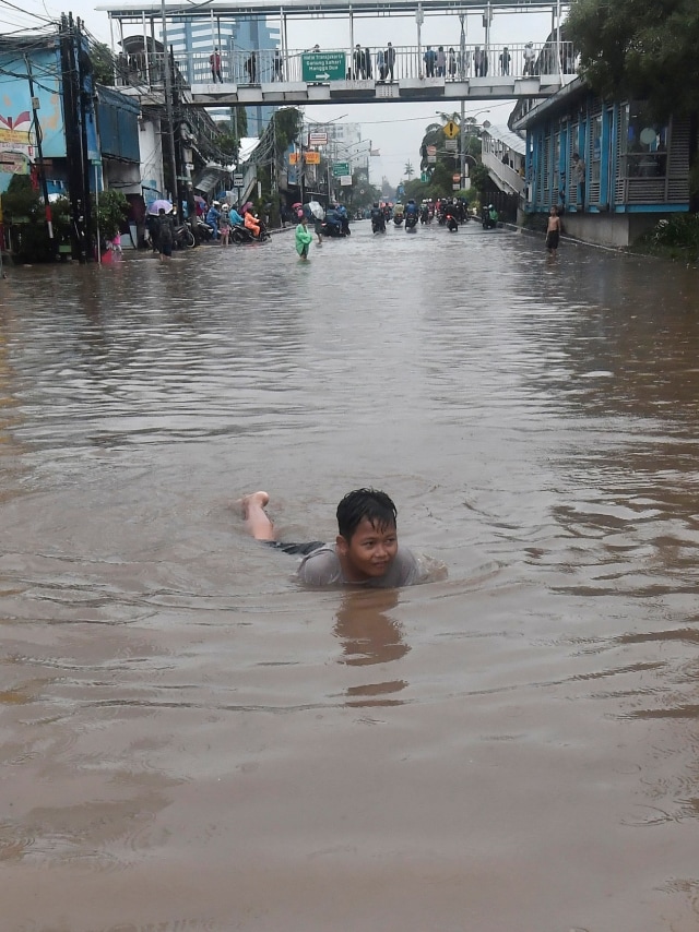 Detail Gambar Anak Banjir Nomer 29