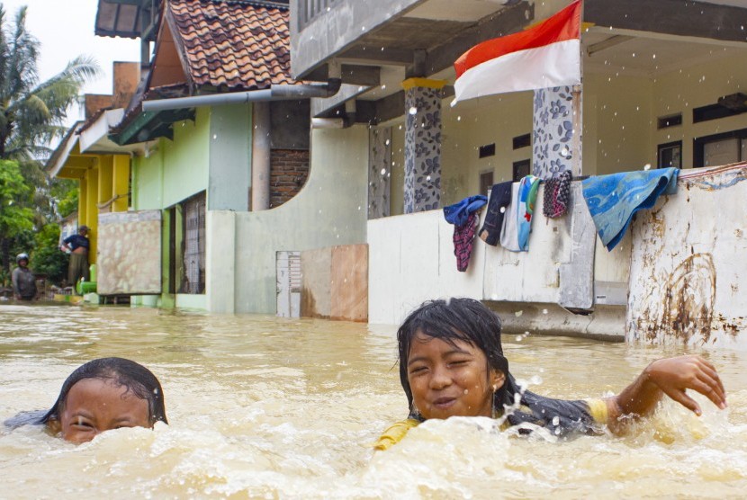 Detail Gambar Anak Banjir Nomer 37