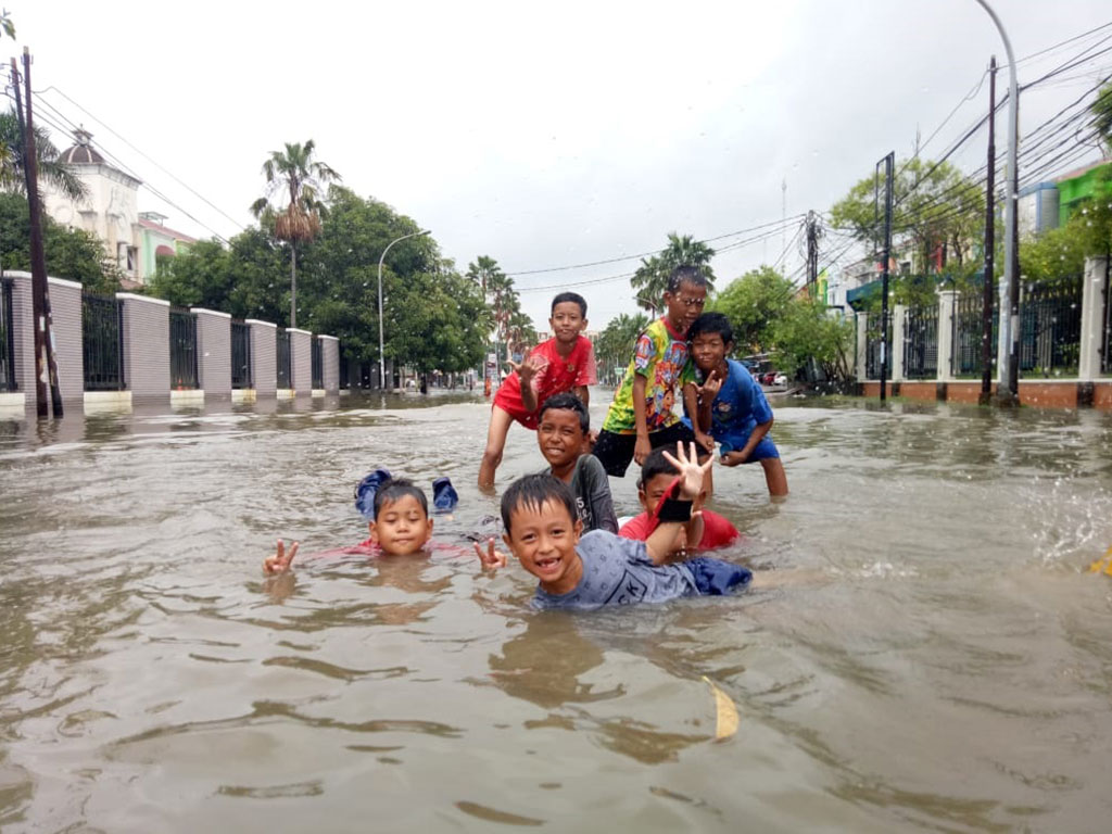 Detail Gambar Anak Banjir Nomer 6