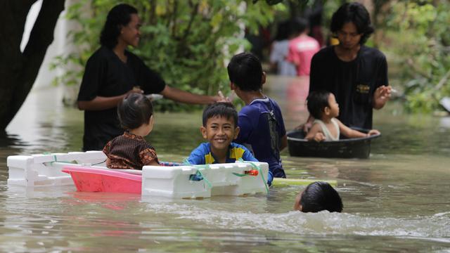 Detail Gambar Anak Banjir Nomer 7