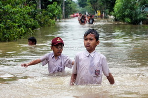 Detail Gambar Anak Banjir Nomer 9