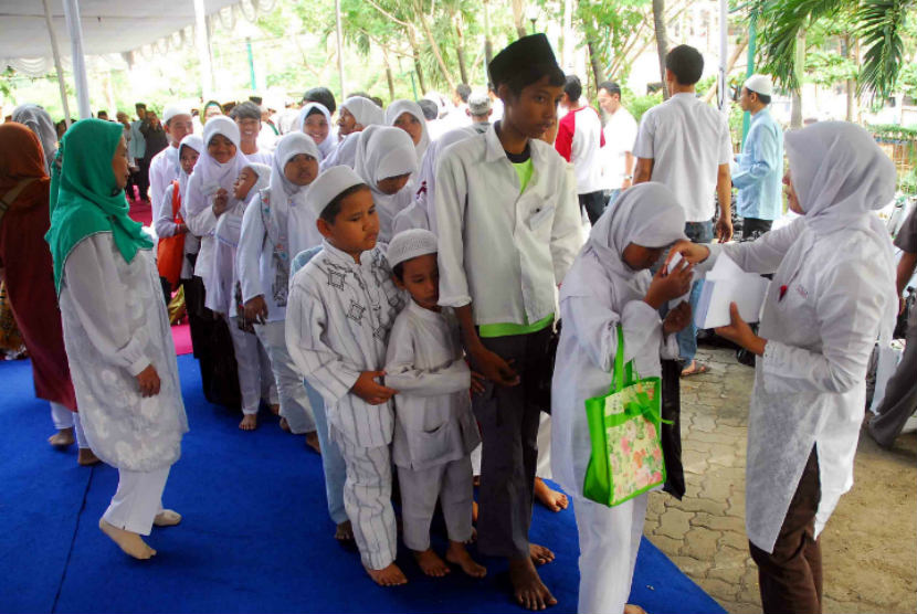 Detail Gambar Anak Berbagi Kepada Anak Yatim Nomer 33