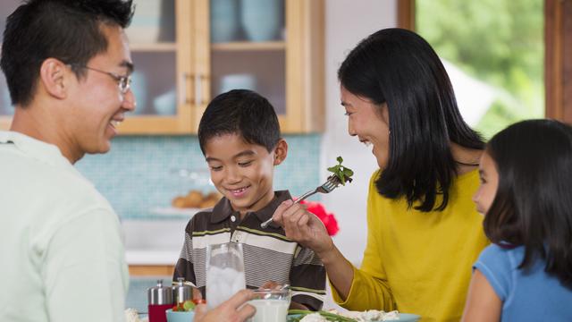 Detail Gambar Anak Berbagi Makanan Nomer 25