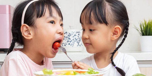 Detail Gambar Anak Berbagi Makanan Nomer 6