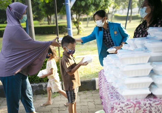 Detail Gambar Anak Berbagi Makanan Nomer 47