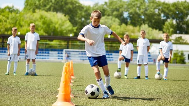 Detail Gambar Anak Bermain Bola Nomer 25