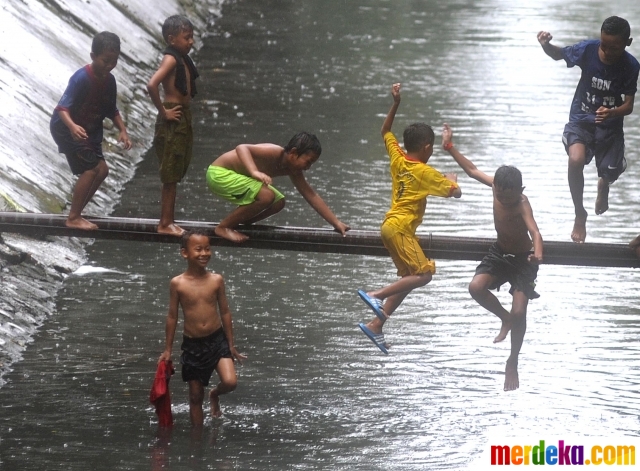 Detail Gambar Anak Bermain Di Kali Nomer 11