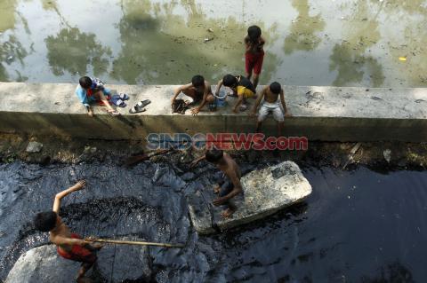 Detail Gambar Anak Bermain Di Kali Nomer 15