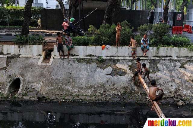 Detail Gambar Anak Bermain Di Kali Nomer 18