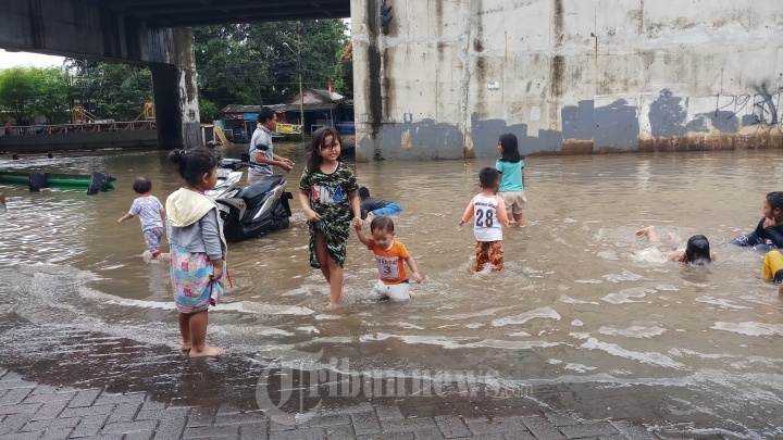 Detail Gambar Anak Bermain Di Kali Nomer 22