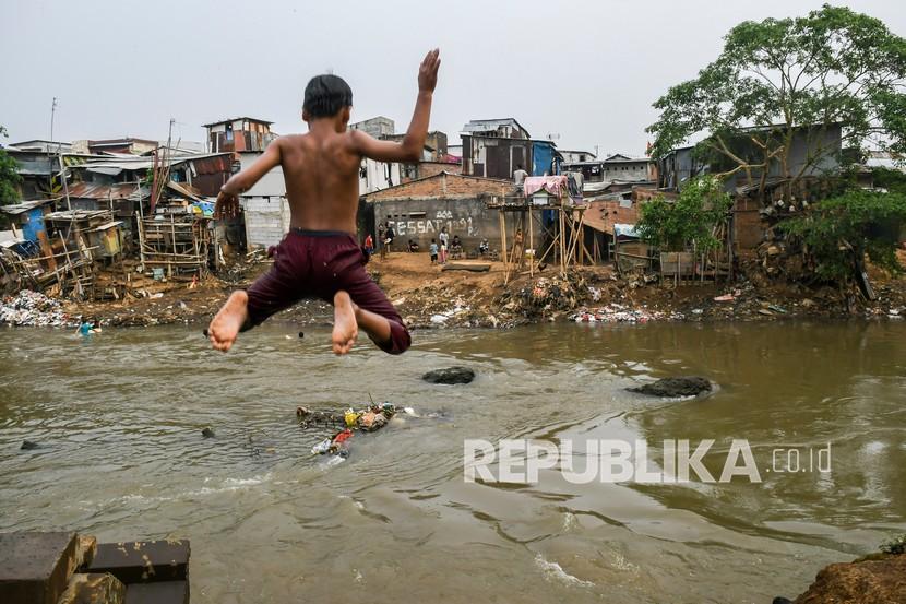 Detail Gambar Anak Bermain Di Kali Nomer 23