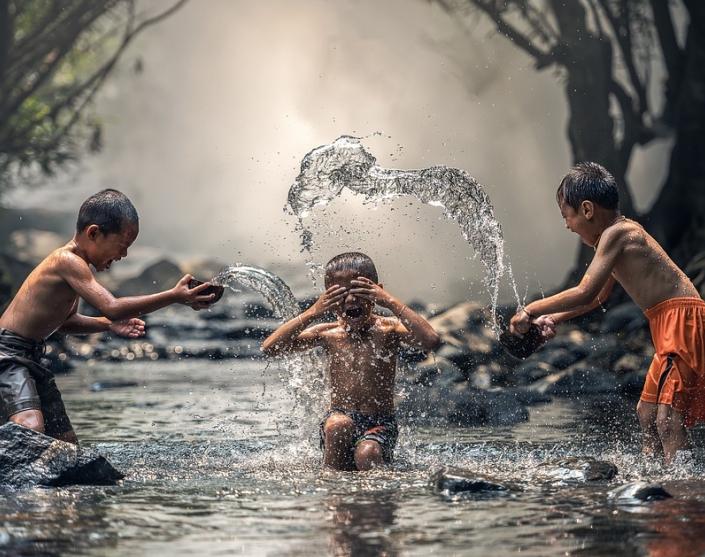 Detail Gambar Anak Bermain Di Kali Nomer 4