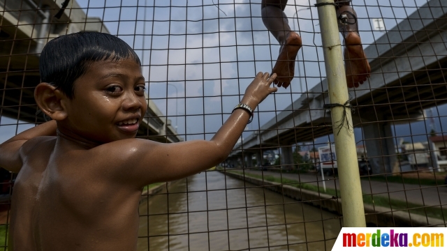 Detail Gambar Anak Bermain Di Kali Nomer 29