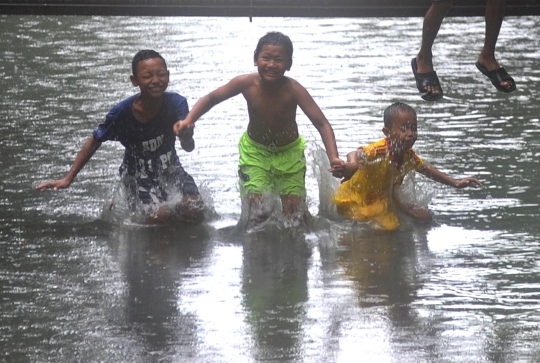 Detail Gambar Anak Bermain Di Kali Nomer 30