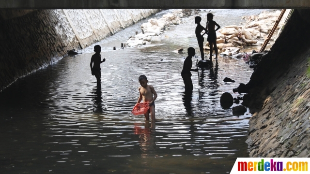 Detail Gambar Anak Bermain Di Kali Nomer 34