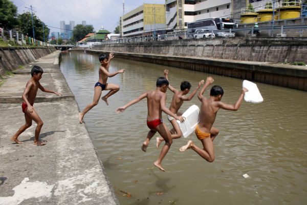Detail Gambar Anak Bermain Di Kali Nomer 36