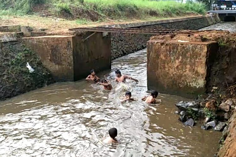Detail Gambar Anak Bermain Di Kali Nomer 39