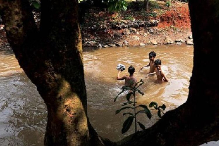 Detail Gambar Anak Bermain Di Kali Nomer 42