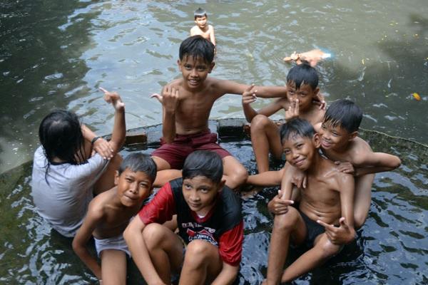 Detail Gambar Anak Bermain Di Kali Nomer 6