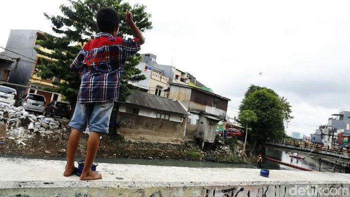 Detail Gambar Anak Bermain Di Kali Nomer 43