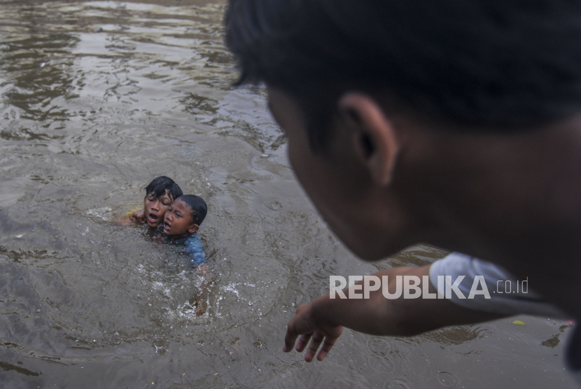 Detail Gambar Anak Bermain Di Kali Nomer 46