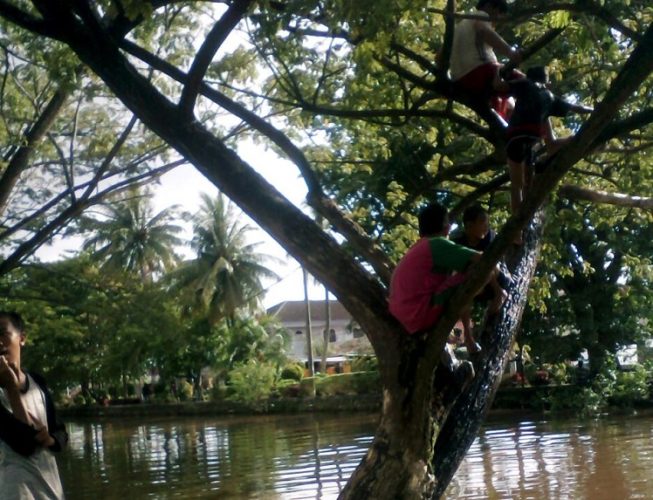 Detail Gambar Anak Bermain Di Kali Nomer 50