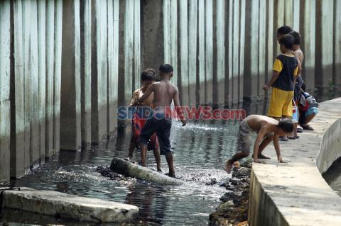 Detail Gambar Anak Bermain Di Kali Nomer 51