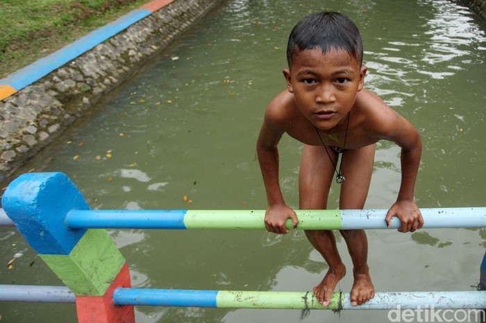 Detail Gambar Anak Bermain Di Kali Nomer 7