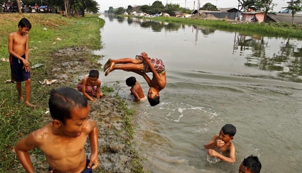 Detail Gambar Anak Bermain Di Kali Nomer 8