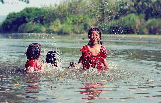 Detail Gambar Anak Bermain Di Kali Nomer 9