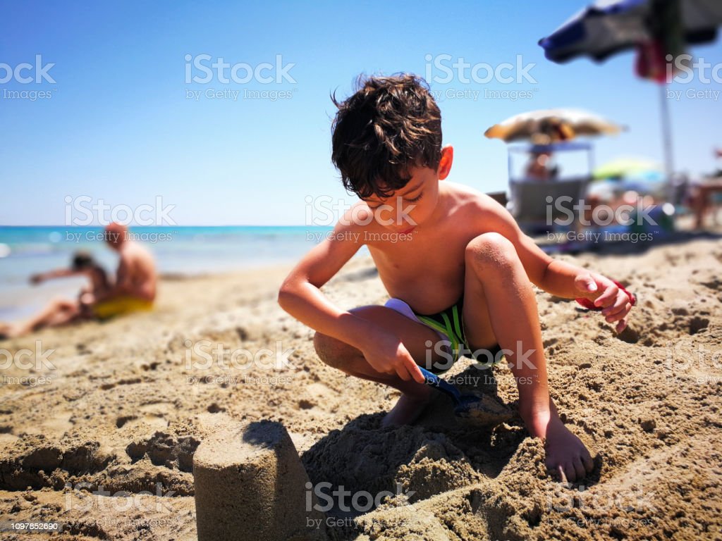 Detail Gambar Anak Bermain Di Pantai Nomer 19
